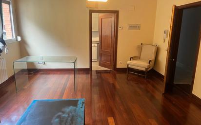 Sala d'estar de Apartament en venda en Alonsotegi amb Calefacció, Parquet i Traster