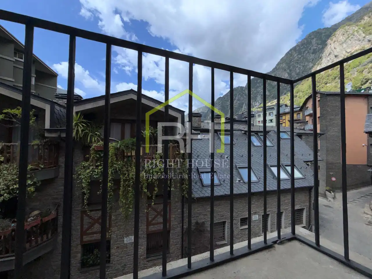 Außenansicht von Wohnung zur Miete in Andorra la Vella mit Heizung, Parkett und Ofen