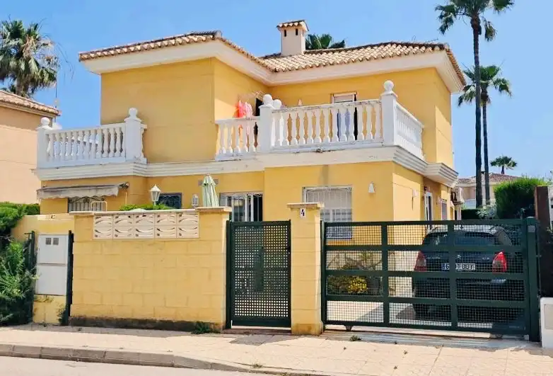 Vista exterior de Casa o xalet en venda en Oliva amb Aire condicionat, Calefacció i Jardí privat