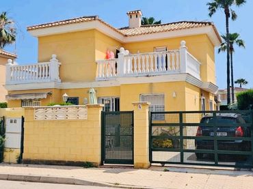 Xalet amb balcó en venda a Oliva Nova