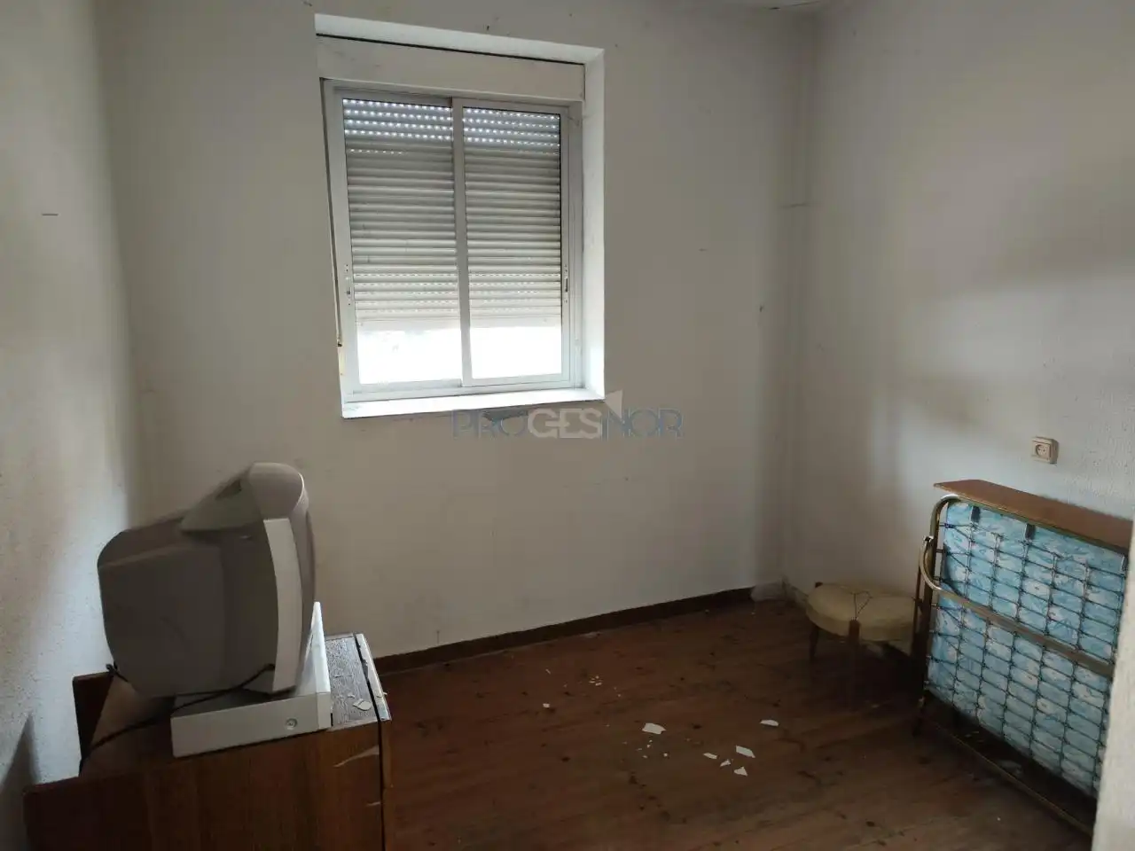 Dormitori de Casa o xalet en venda en León Capital  amb Jardí privat i Traster