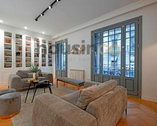Living room of Flat to rent in  Madrid Capital  with Air Conditioner, Heating and Parquet flooring