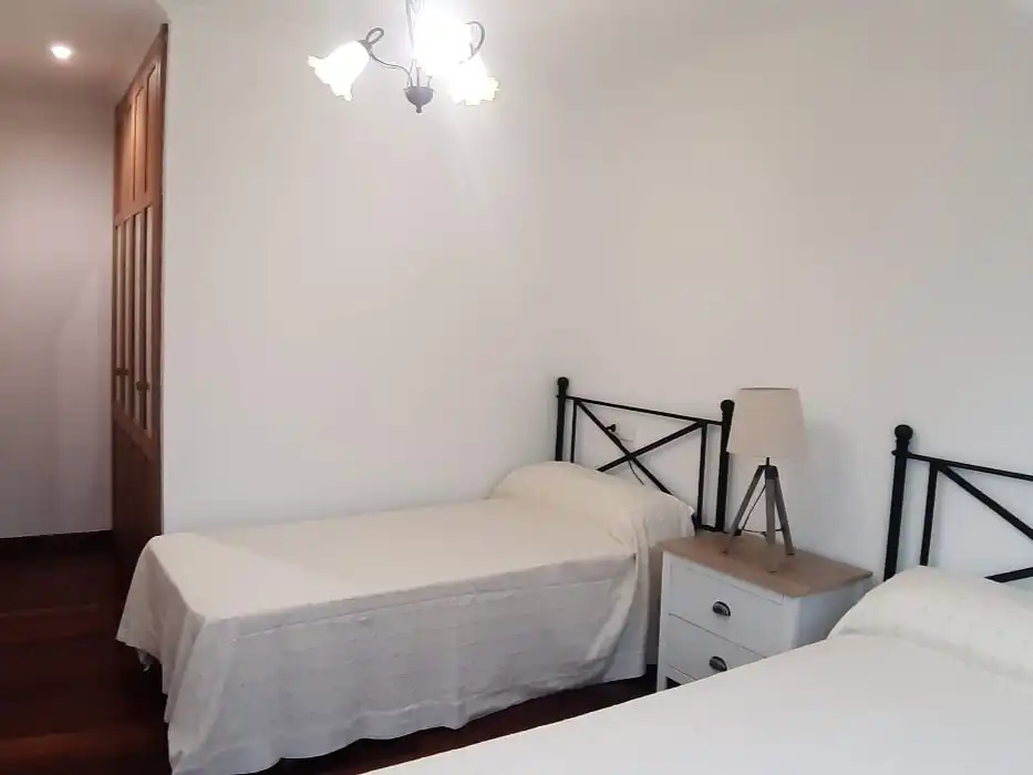 Schlafzimmer von Wohnung zur Miete in Boiro mit Heizung, Privatgarten und Parkett