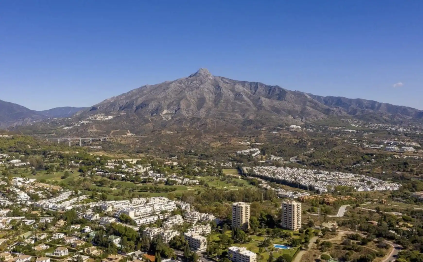 Vista exterior de Apartamento en venta en Marbella con Aire acondicionado, Terraza y Piscina