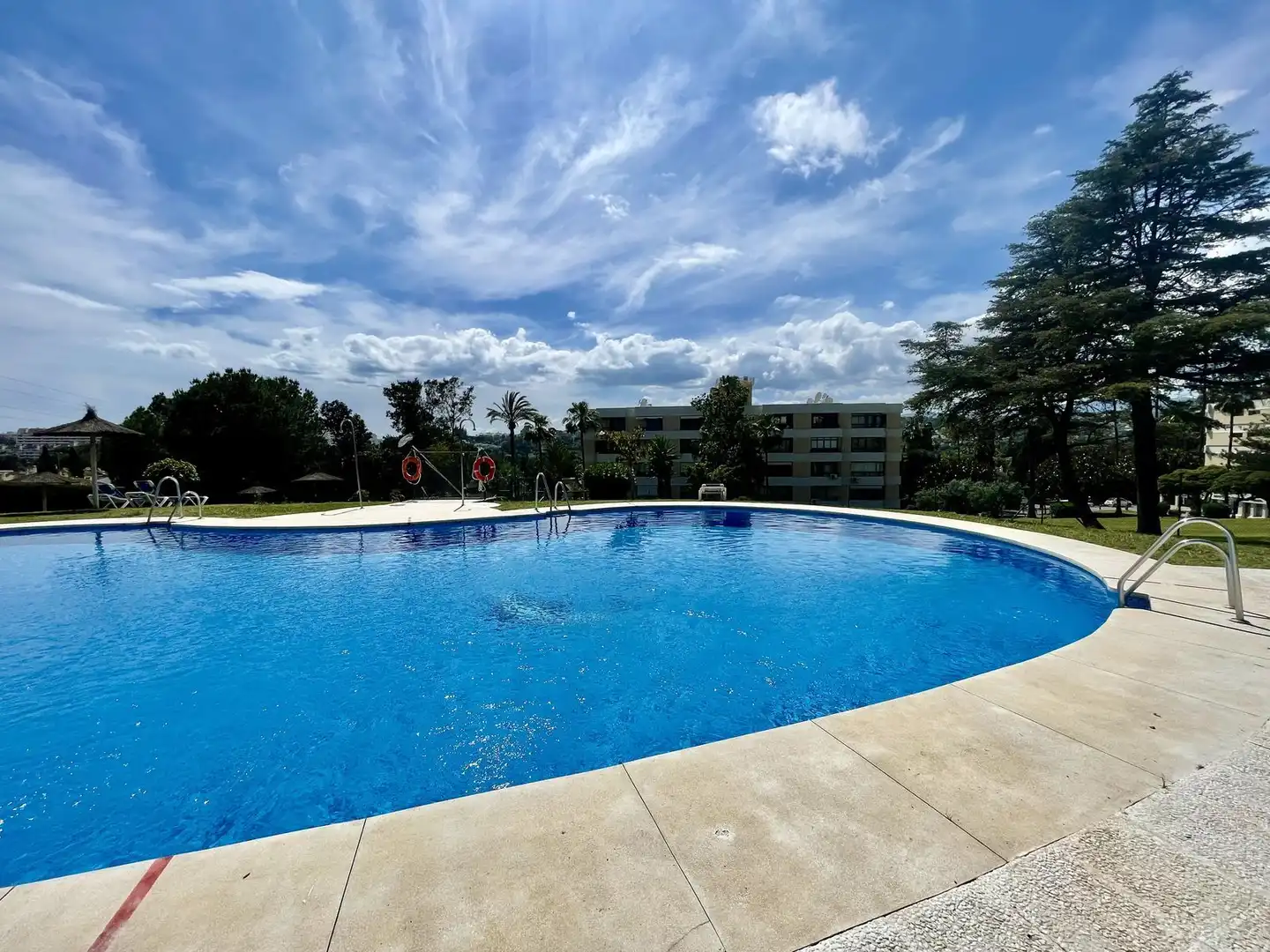 Piscina de Estudio en venta en Marbella con Amueblado