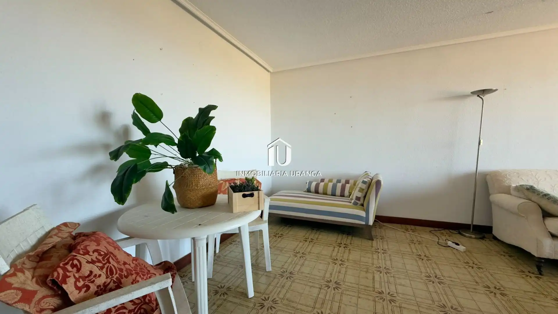 Sala de estar de Piso en venta en Laredo con Calefacción, Terraza y Piscina comunitaria