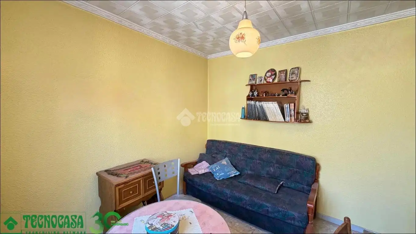 Sala d'estar de Casa adosada en venda en Alcázar de San Juan amb Calefacció, Jardí privat i Terrassa