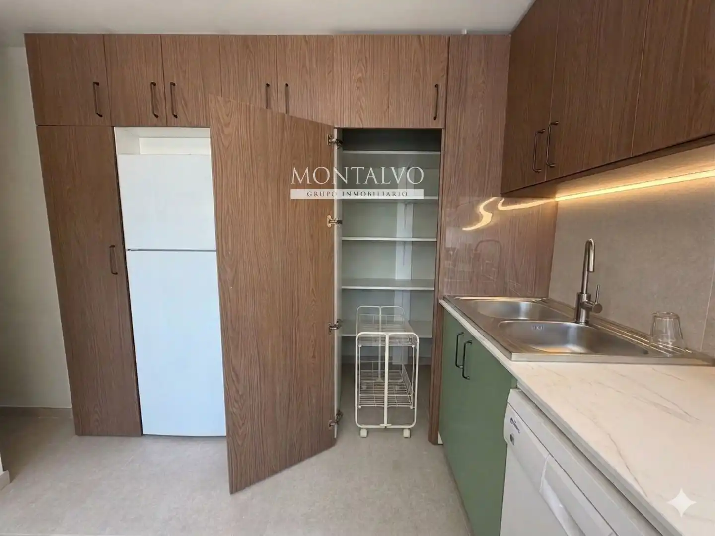 Cocina de Piso de alquiler en Granada con Lavadora, Microondas y TV