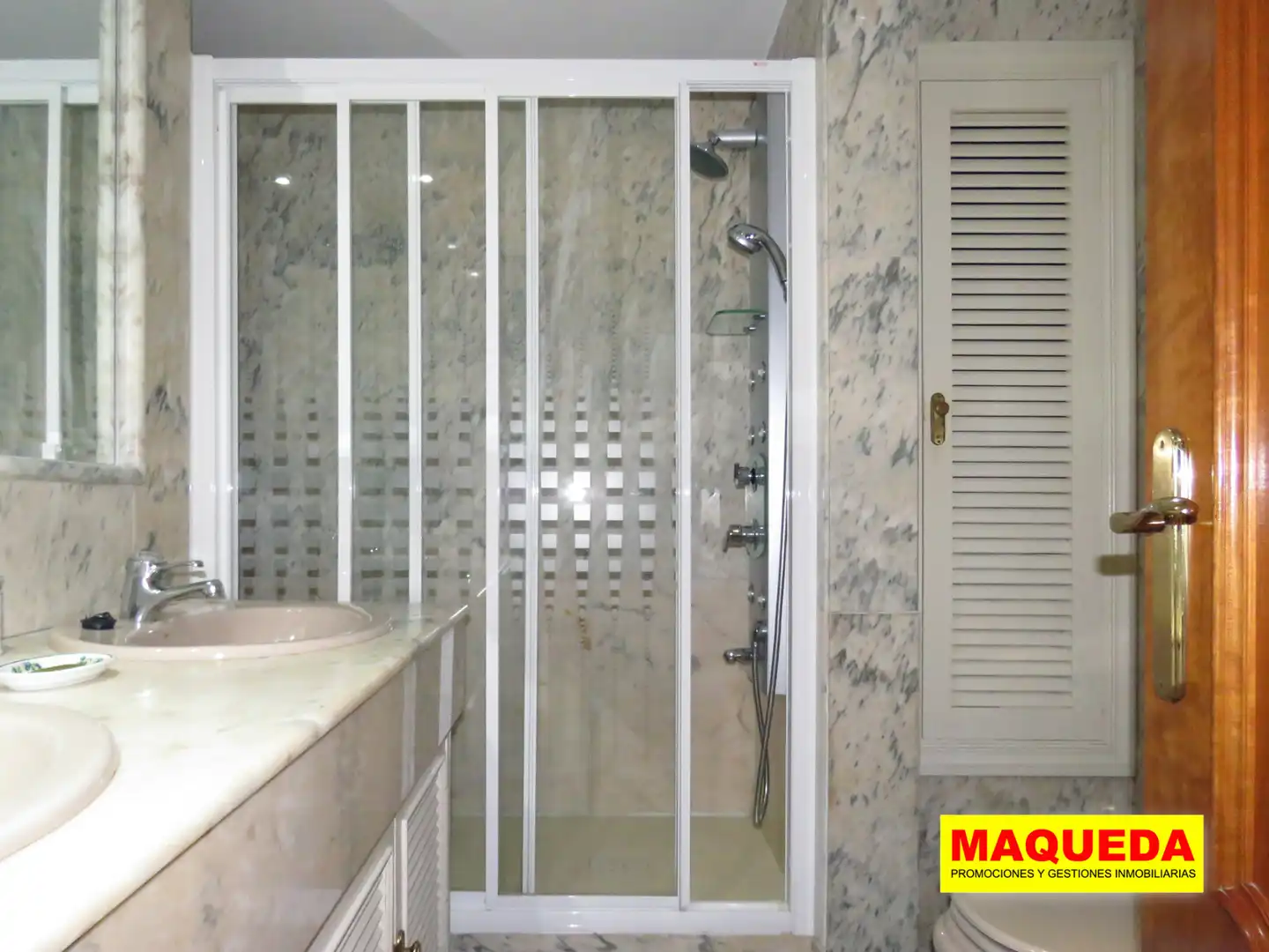 Bathroom of Flat for sale in Alcorcón  with Air Conditioner, Heating and Parquet flooring