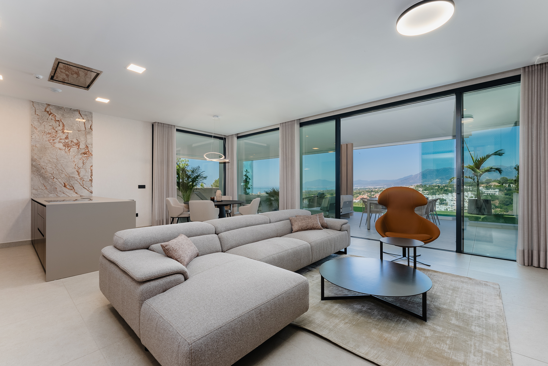 Sala d'estar de Apartament en venda en Marbella amb Aire condicionat, Calefacció i Jardí privat
