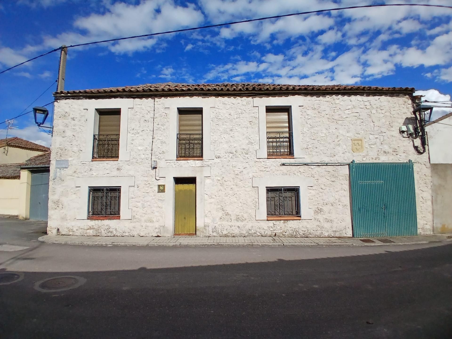 Vista exterior de Casa o xalet en venda en Hontalbilla amb Calefacció, Jardí privat i Traster