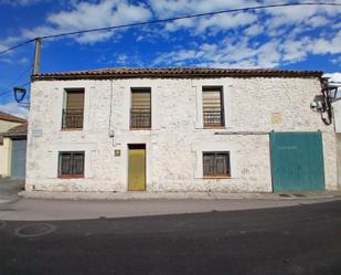 Vista exterior de Casa o xalet en venda en Hontalbilla amb Calefacció, Jardí privat i Traster