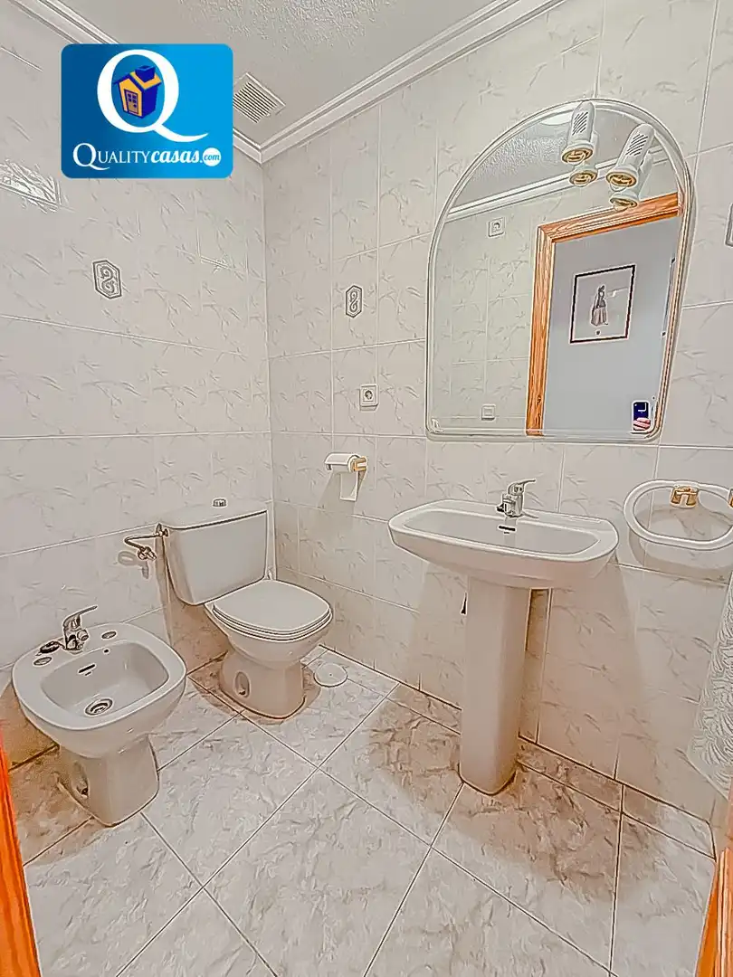 Badezimmer von Wohnung zur Miete in Torrevieja mit Terrasse