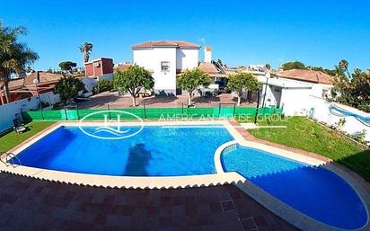 Vista exterior de Casa o xalet en venda en Chiclana de la Frontera amb Terrassa i Piscina