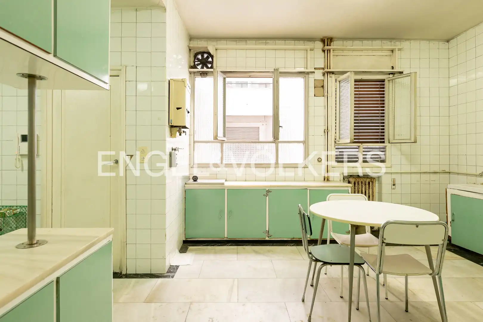 Küche von Wohnung zum Verkauf in Madrid mit Heizung, Parkett und Abstellraum