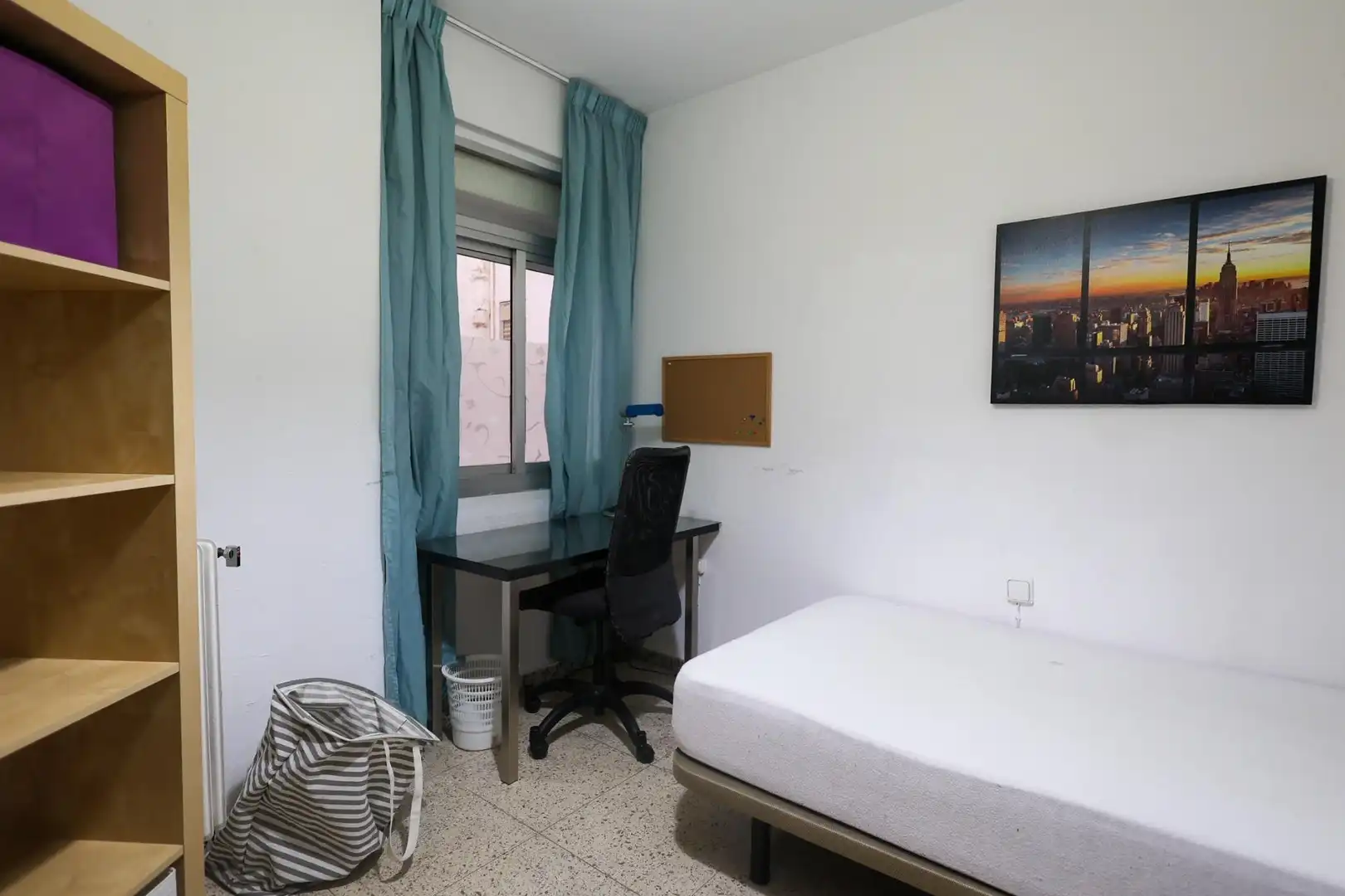 Dormitori de Pis en venda en Granada amb Calefacció, Moblat i Balcó