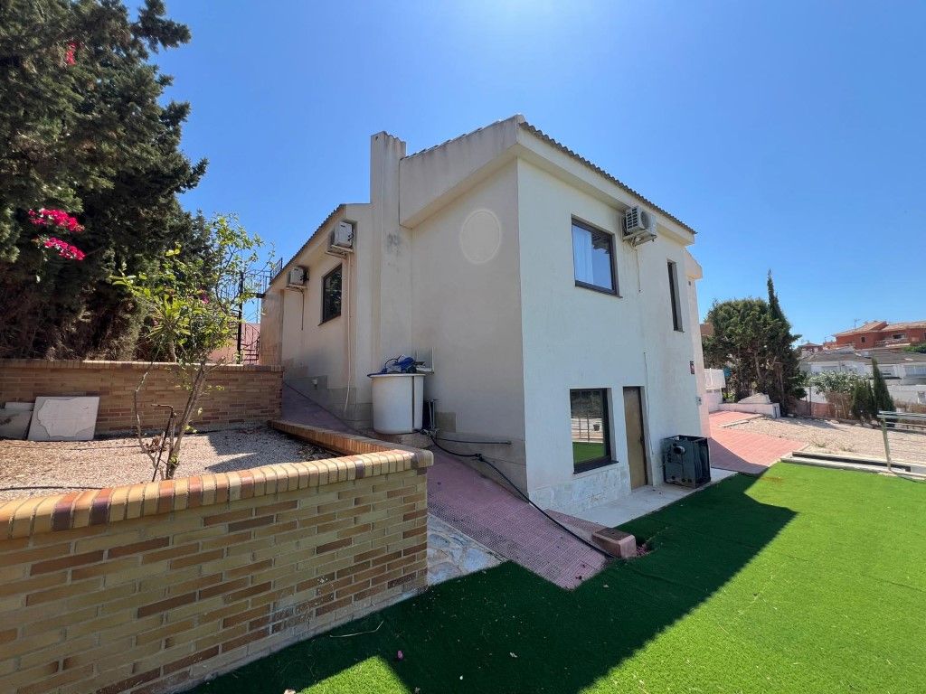 Vista exterior de Casa o chalet en venta en Orihuela con Aire acondicionado, Jardín privado y Piscina