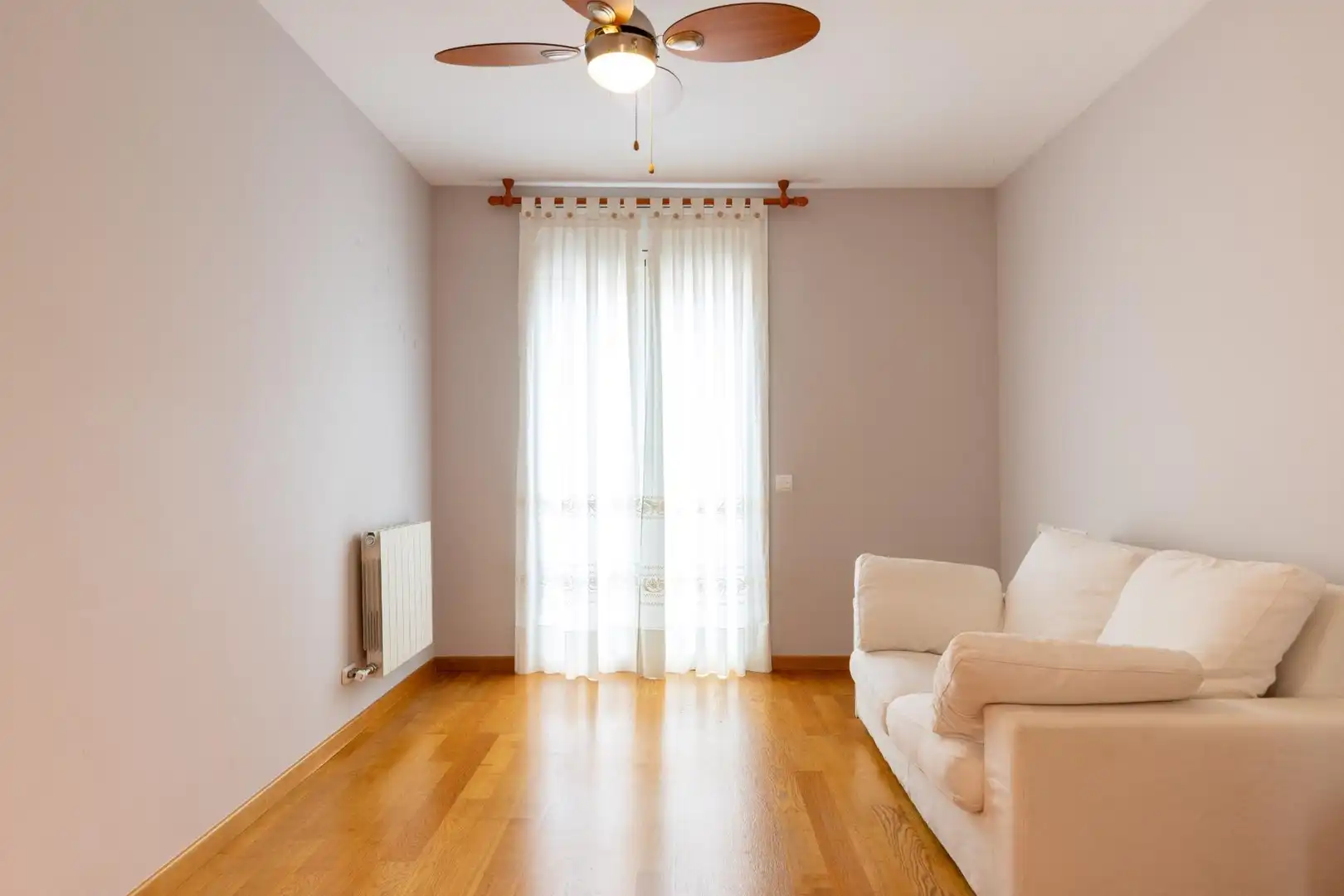 Schlafzimmer von Haus oder Chalet zum Verkauf in Viladecavalls mit Klimaanlage, Heizung und Privatgarten