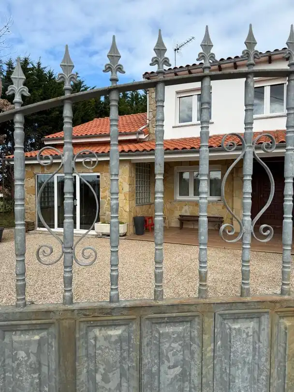 Vista exterior de Casa adosada en venda en Villaviciosa amb Calefacció, Jardí privat i Terrassa