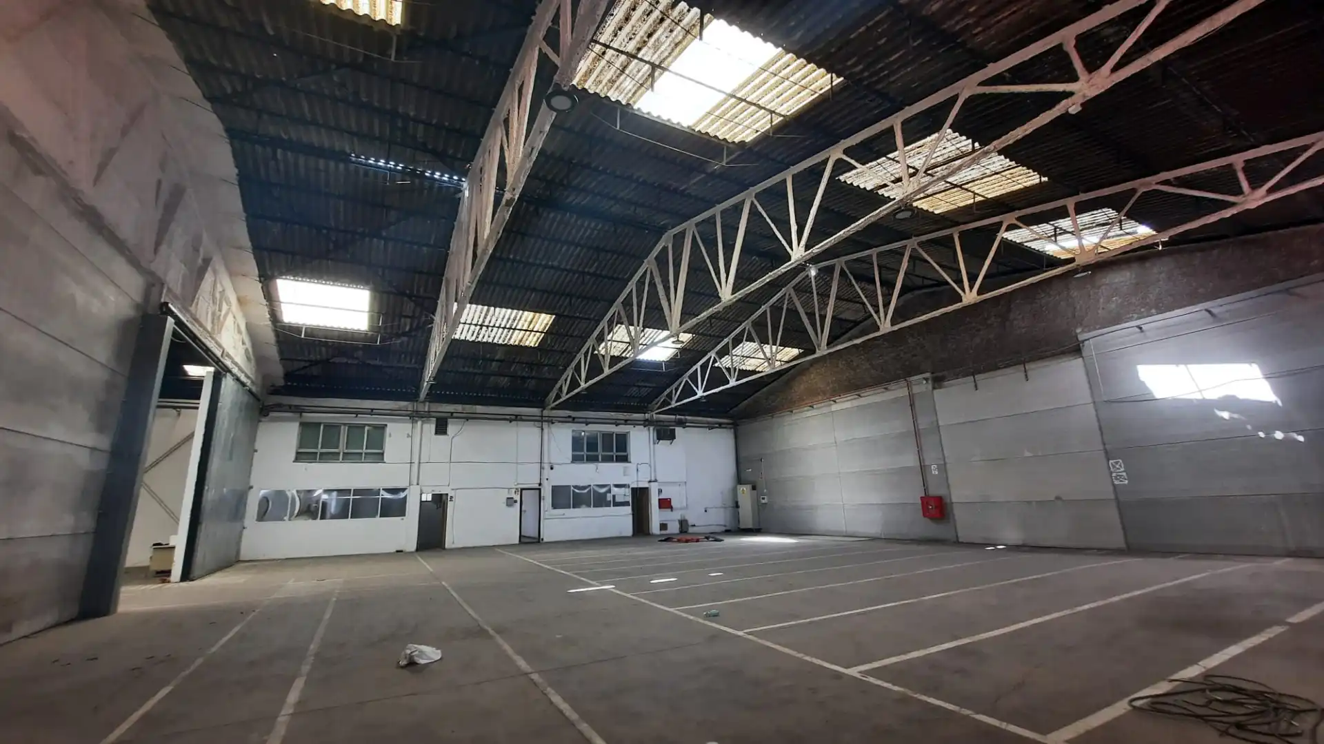 Parkplatz von Fabrikhallen zur Miete in Almazora / Almassora