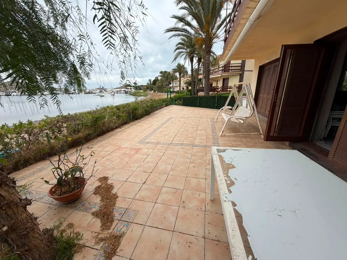 Terrasse von Einfamilien-Reihenhaus zur Miete in La Manga del Mar Menor mit Privatgarten, Terrasse und Möbliert