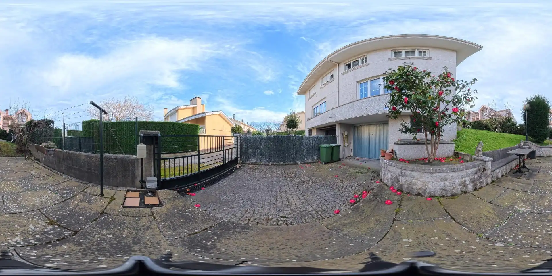 Vista exterior de Casa o xalet en venda en Torrelavega  amb Calefacció, Jardí privat i Traster