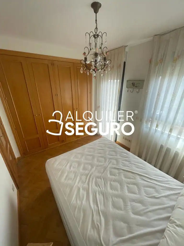 Schlafzimmer von Dachboden zur Miete in Madrid mit Heizung, Terrasse und Abstellraum
