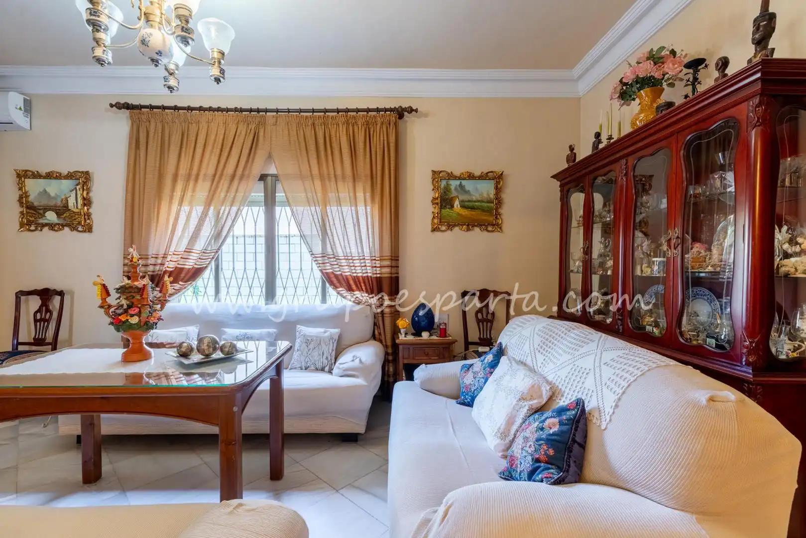 Sala d'estar de Casa o xalet en venda en Espartinas amb Aire condicionat, Jardí privat i Terrassa