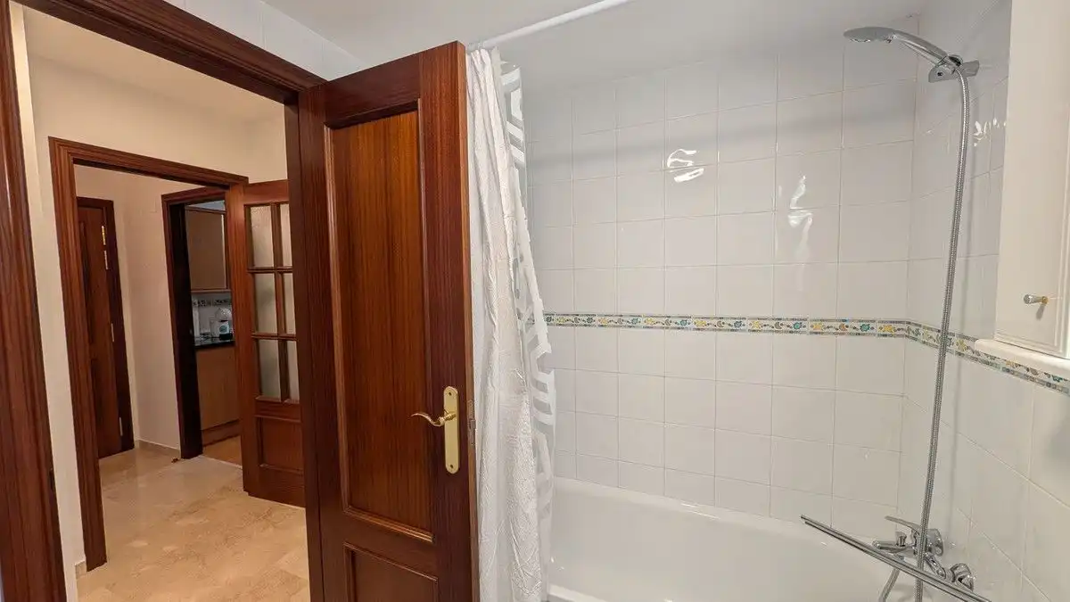 Bany de Apartament de lloguer en Estepona amb Aire condicionat, Calefacció i Terrassa