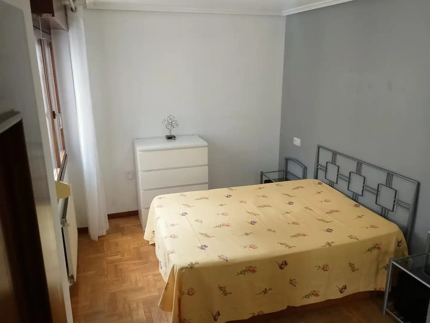 Habitación de Apartamento de alquiler en Oviedo  con Calefacción, Parquet y Amueblado