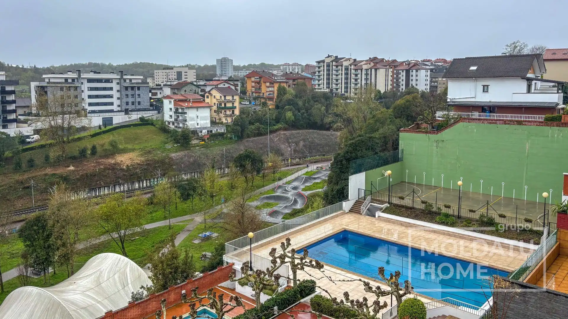 Piscina de Casa adosada en venta en Donostia - San Sebastián  con Calefacción, Terraza y Piscina comunitaria