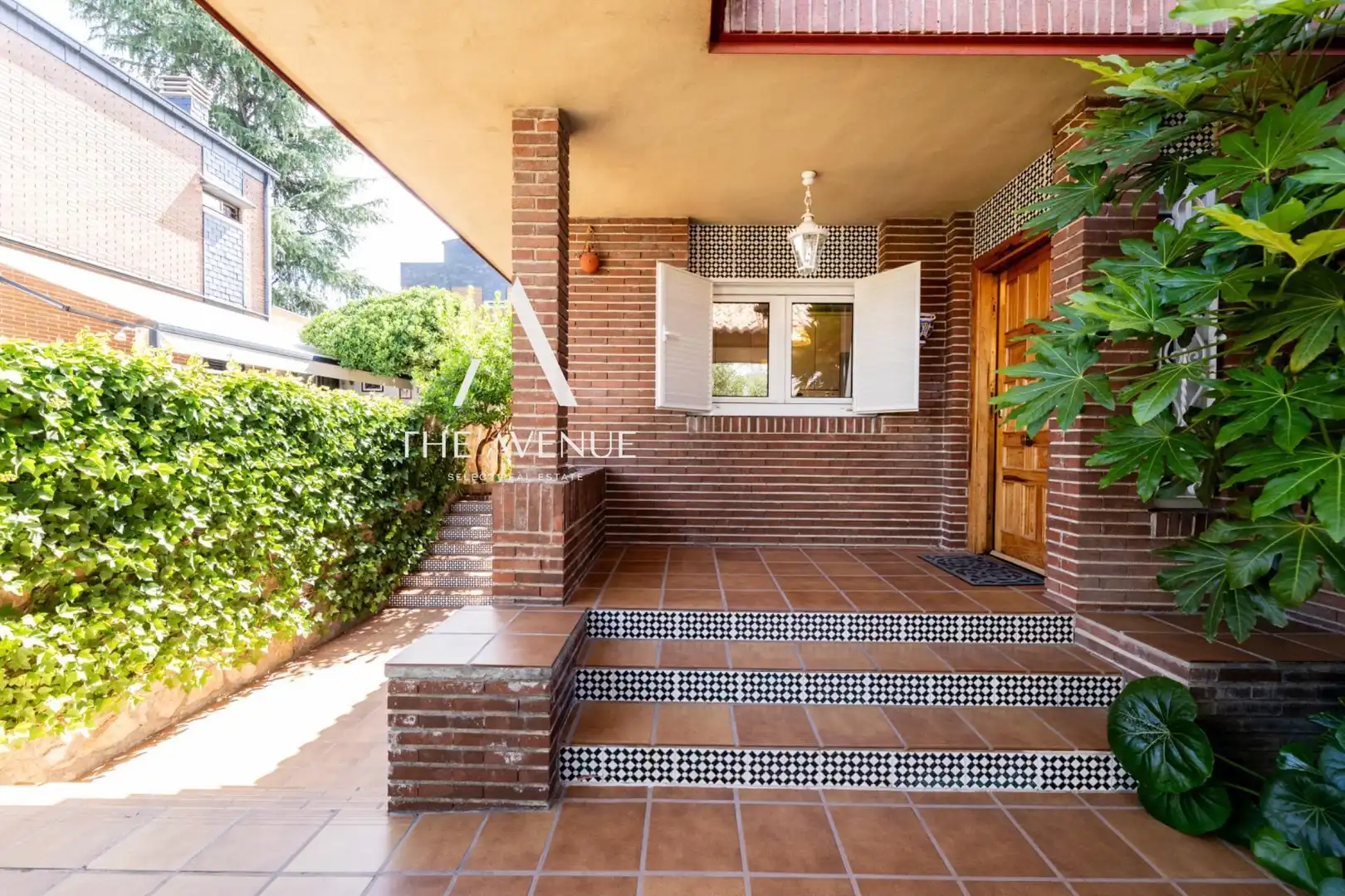 Vista exterior de Casa adosada en venda en Pozuelo de Alarcón amb Aire condicionat, Calefacció i Jardí privat