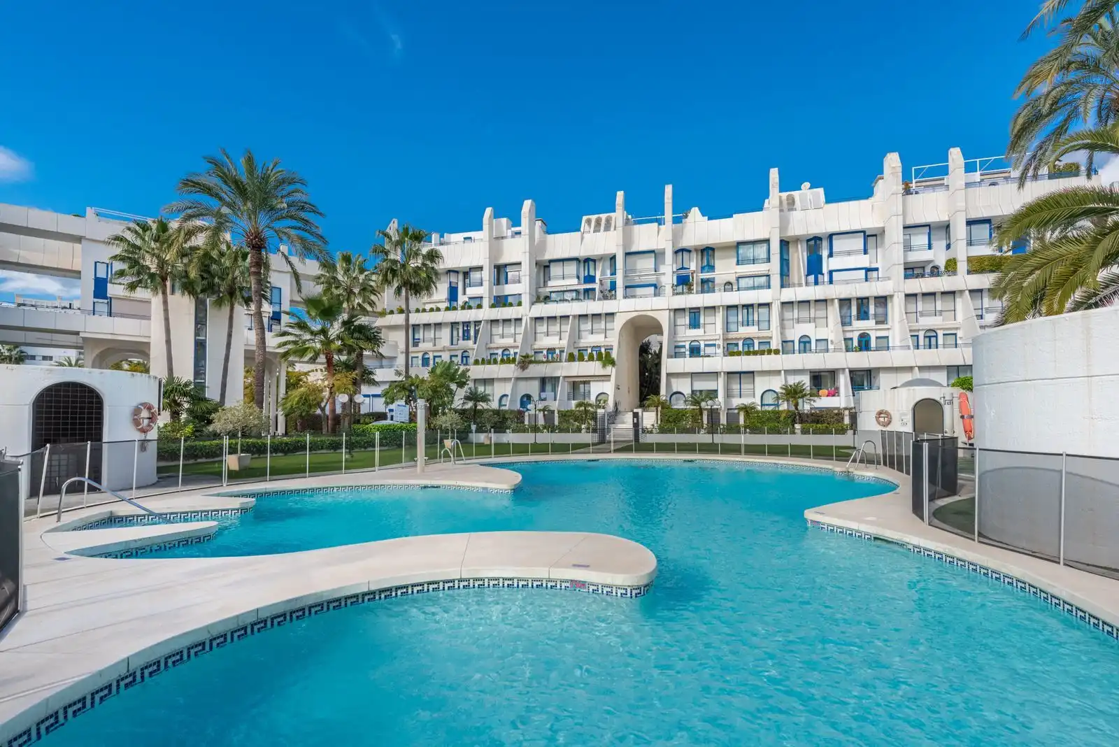 Vista exterior de Dúplex en venta en Marbella con Aire acondicionado, Terraza y Piscina