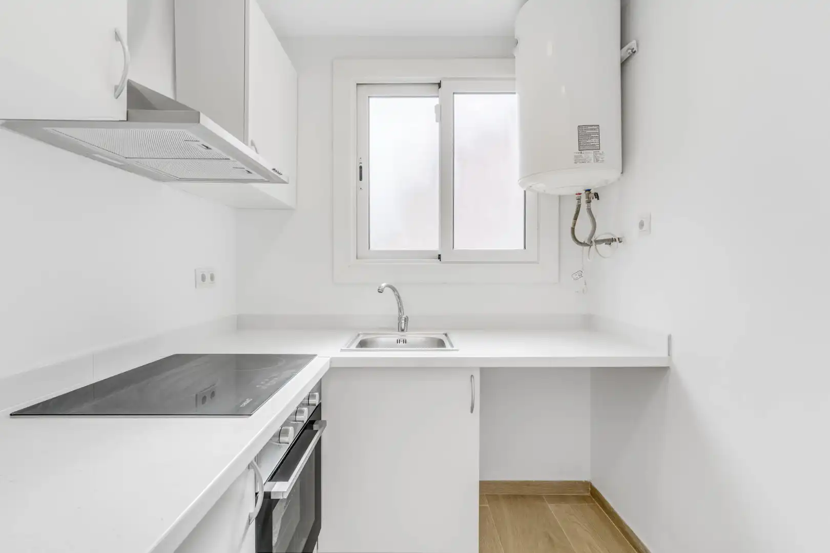 Cocina de Piso en venta en L'Hospitalet de Llobregat con Parquet y Horno