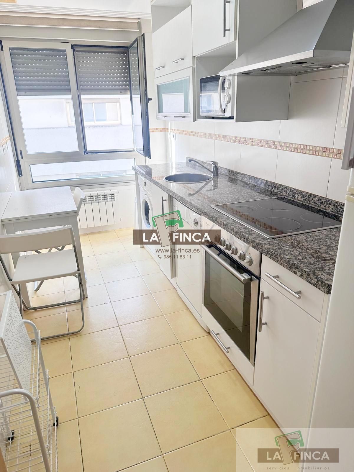 Cuina de Pis en venda en Oviedo  amb Calefacció, Parquet i Traster