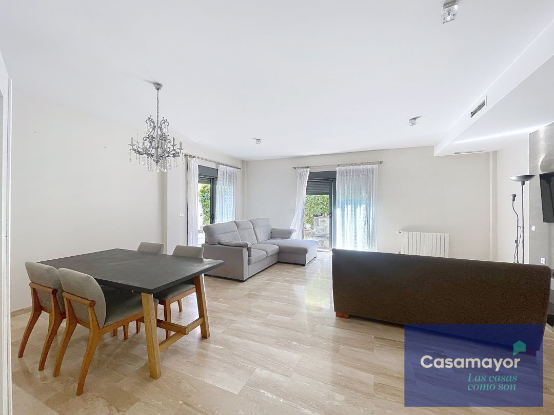 Sala d'estar de Casa o xalet en venda en Alicante / Alacant amb Aire condicionat, Calefacció i Jardí privat