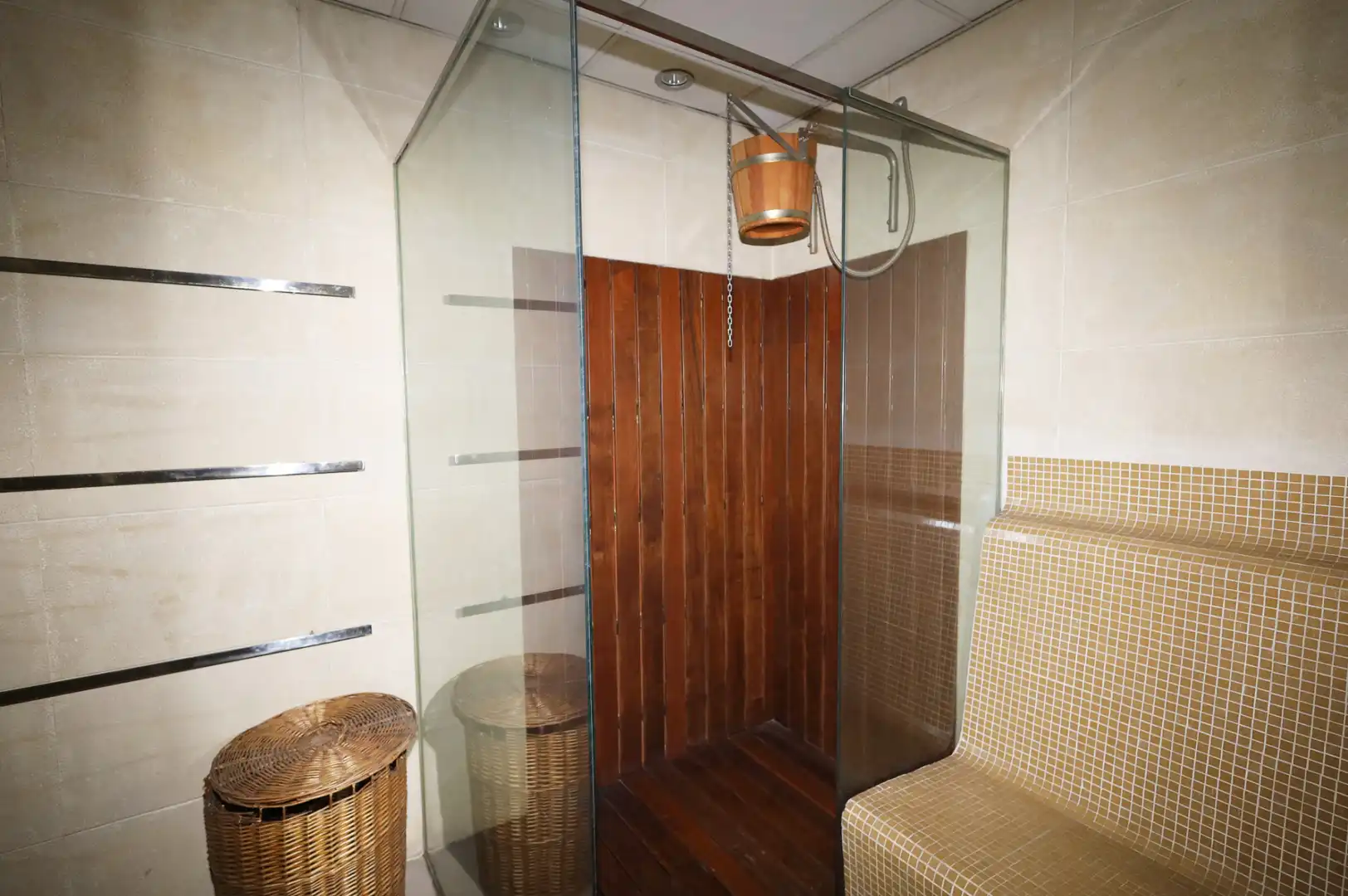 Badezimmer von Geschaftsraum zur Miete in Madrid mit Klimaanlage, Heizung und Möbliert
