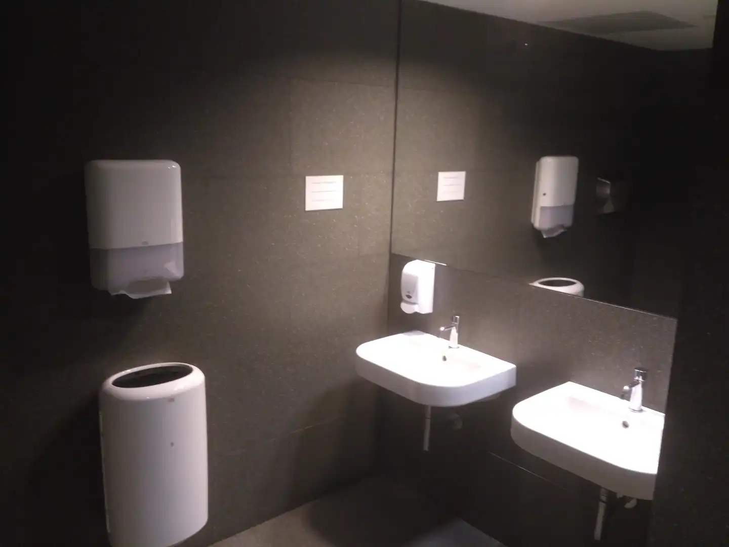 Baño de Oficina de alquiler en Barcelona con Aire acondicionado, Calefacción y Terraza