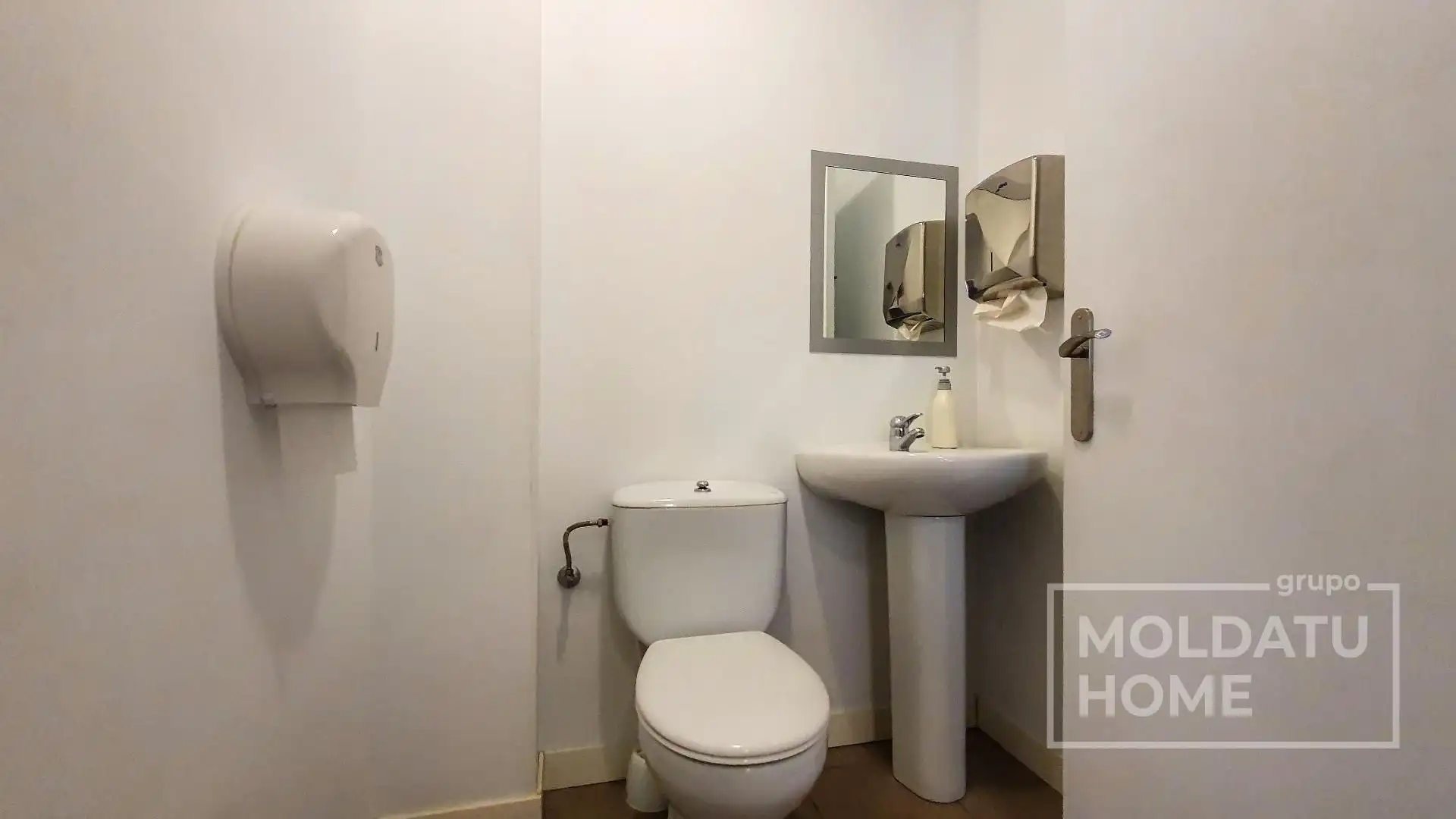 Baño de Local en venta en Irun  con Aire acondicionado