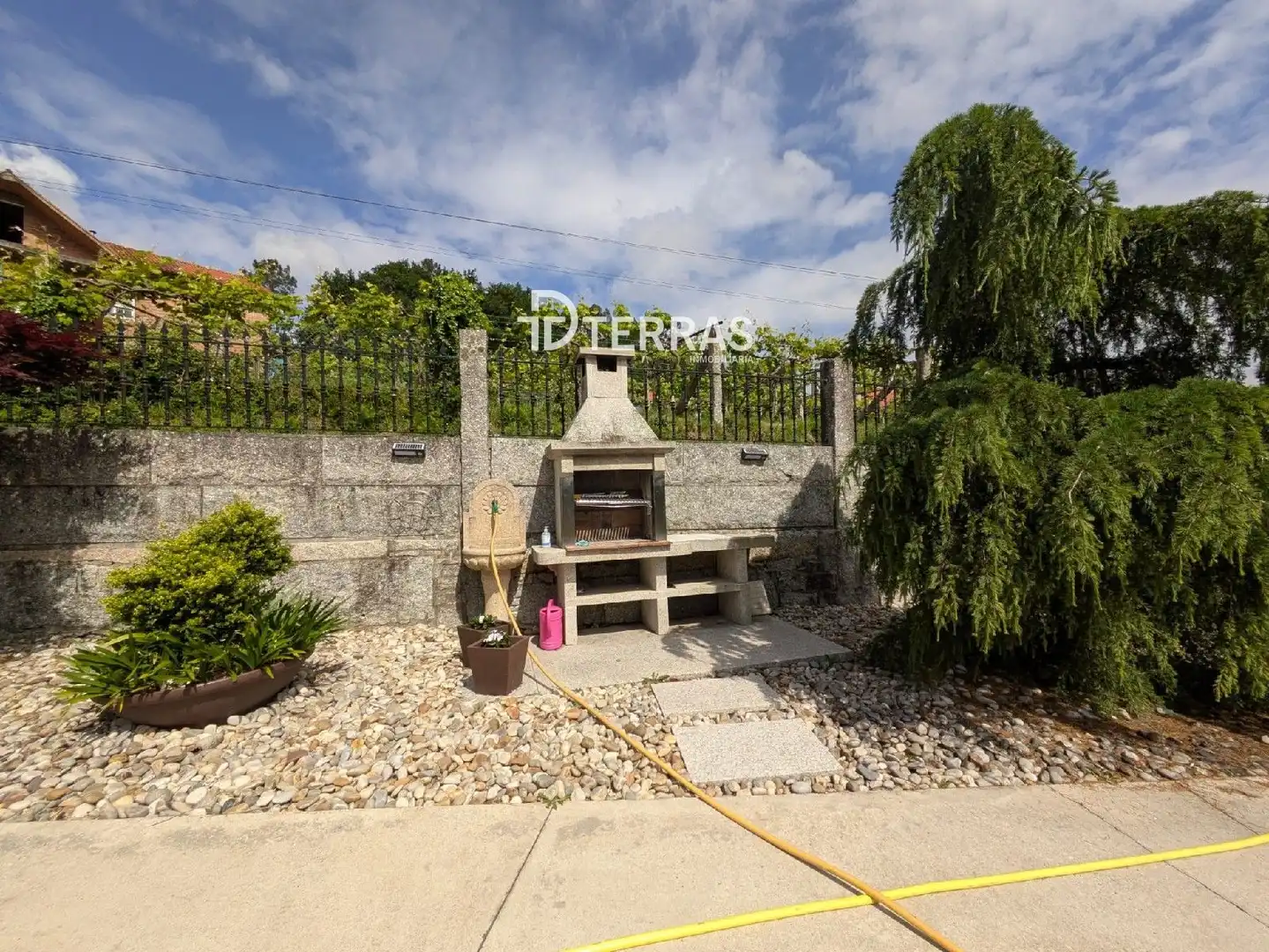 Vista exterior de Casa o xalet en venda en Barro amb Calefacció, Jardí privat i Traster