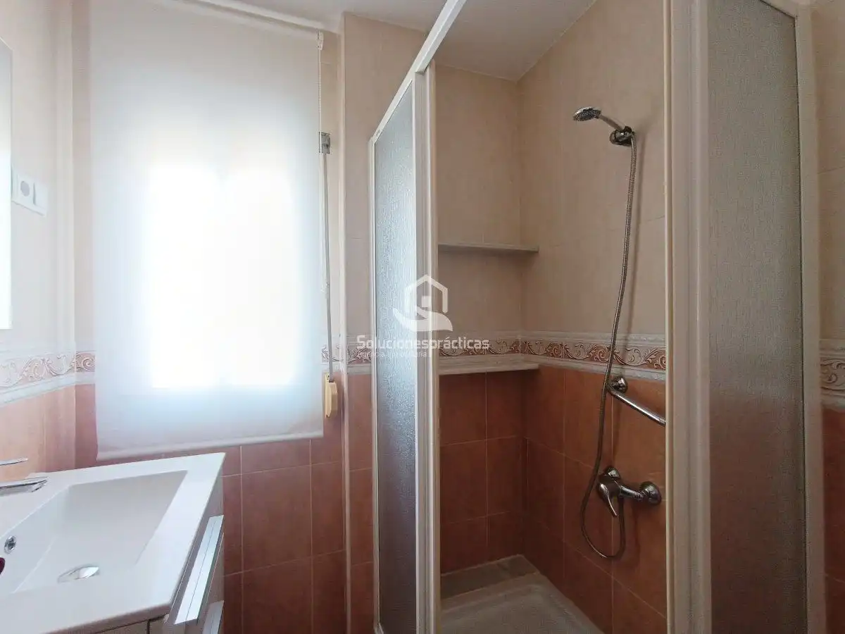 Badezimmer von Wohnung zur Miete in Martos mit Klimaanlage, Heizung und Terrasse