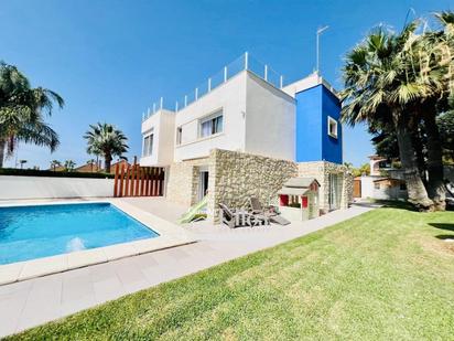 Vista exterior de Casa o xalet en venda en Alicante / Alacant amb Aire condicionat, Terrassa i Piscina