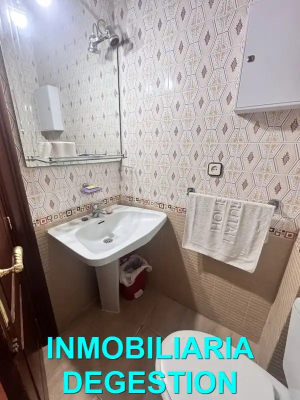 Bany de Casa o xalet en venda en Linares amb Aire condicionat, Jardí privat i Terrassa