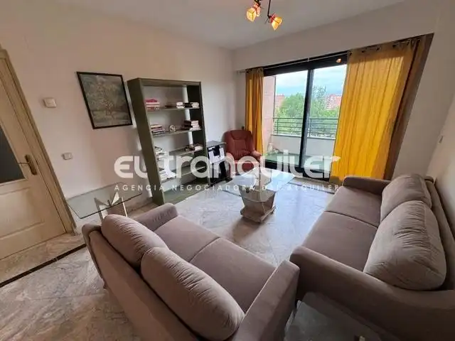 Living room of Flat for rent in Madrid  with Air Conditioner, Parquet flooring and Swimming Pool