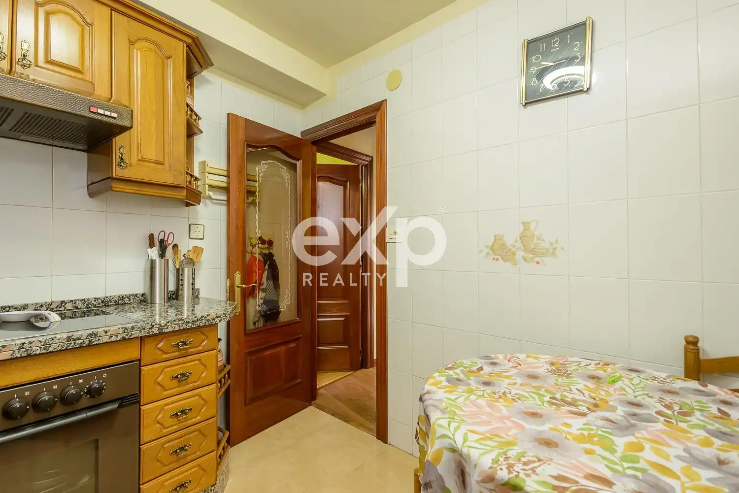 Cuina de Pis en venda en Oviedo  amb Calefacció, Parquet i Moblat