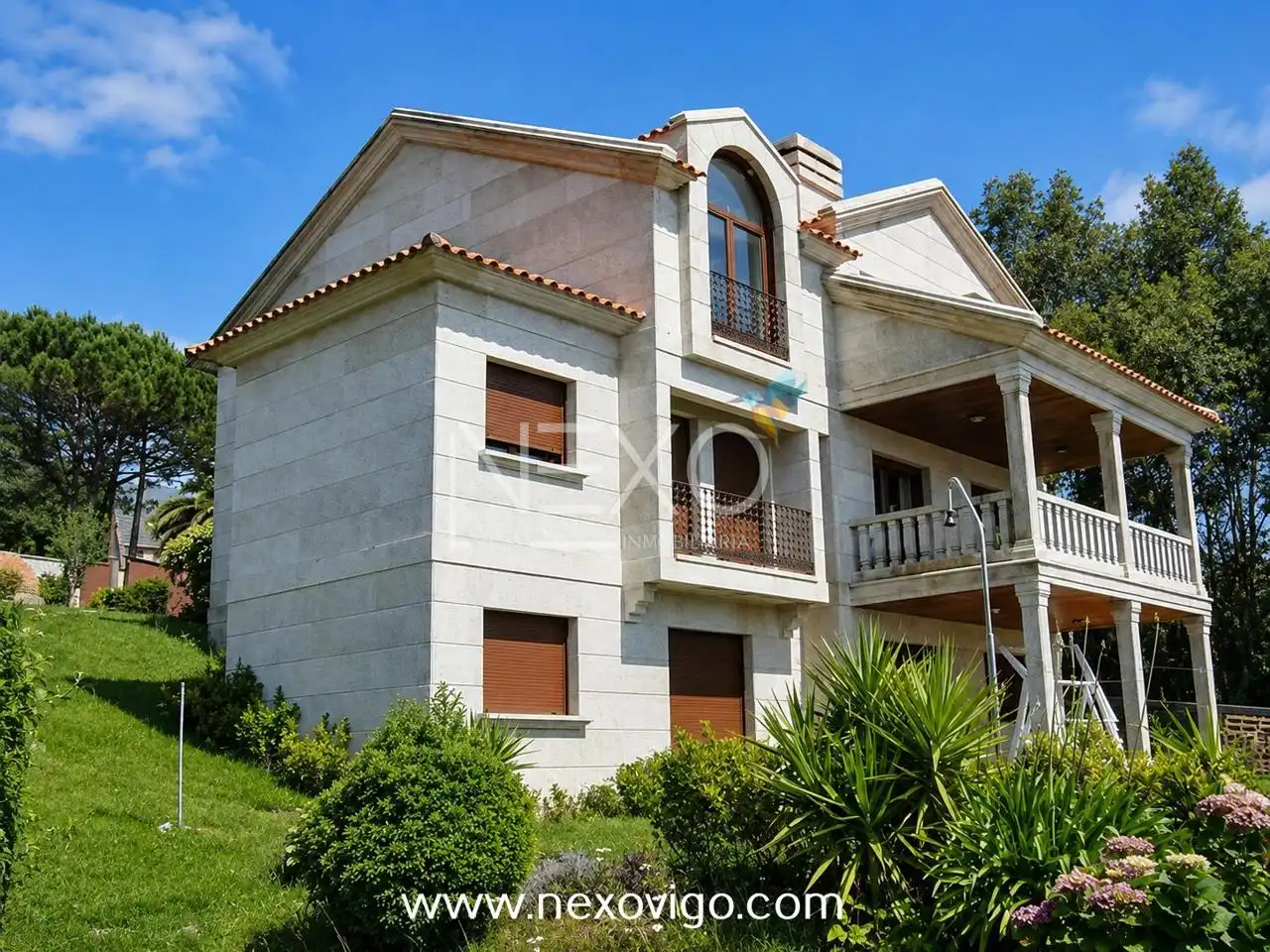 Vista exterior de Casa o chalet en venta en Cangas  con Calefacción, Jardín privado y Parquet