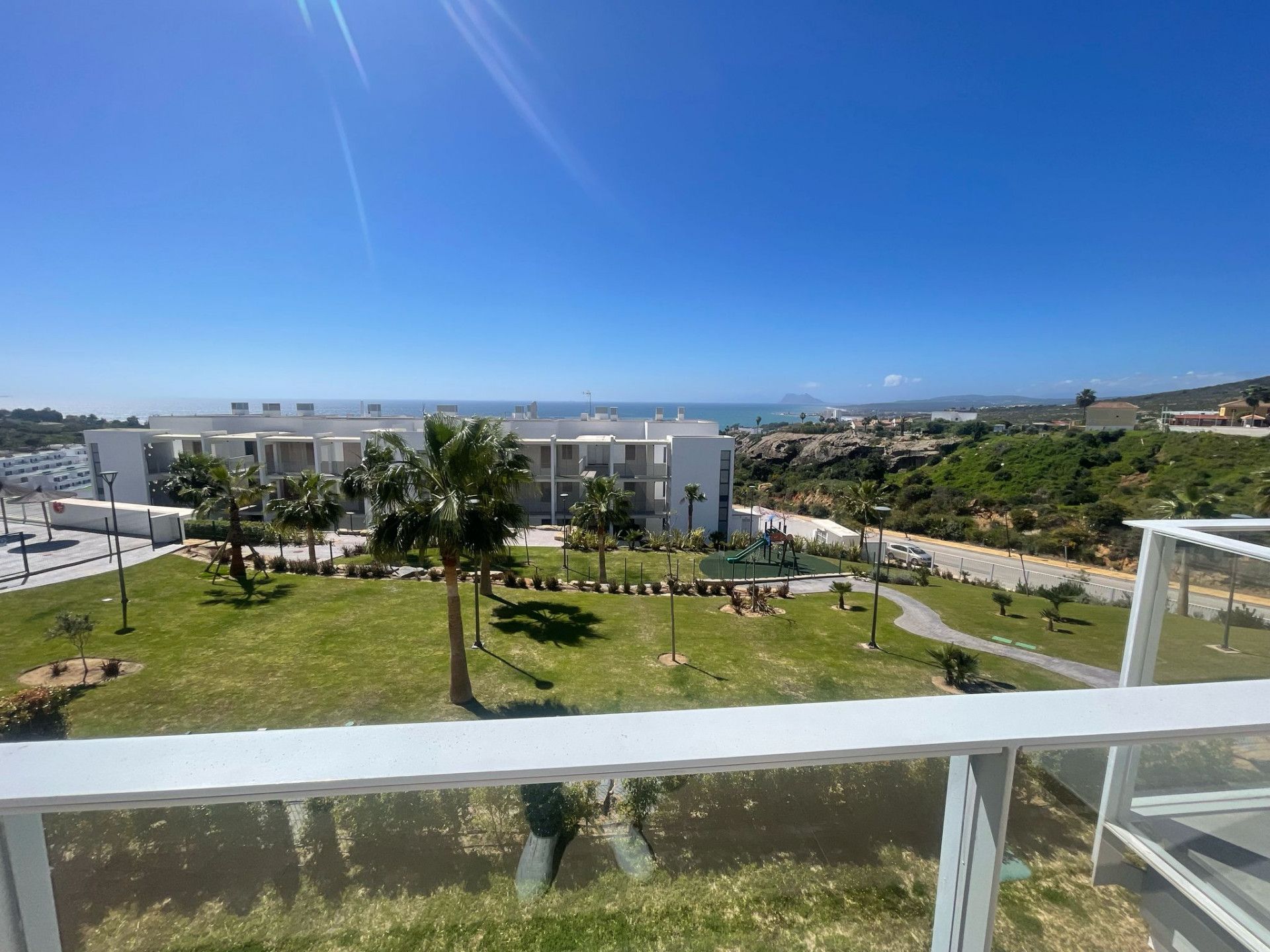 Vista exterior de Apartament en venda en Manilva amb Aire condicionat, Terrassa i Piscina