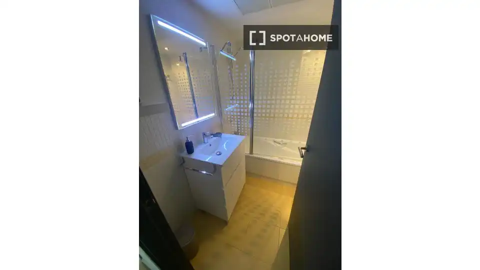 Bathroom of Flat for rent in Valencia  with Air Conditioner, Heating and Furnished