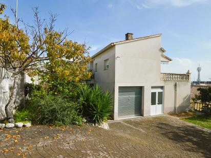 Vista exterior de Casa o xalet en venda en Cubelles amb Jardí privat, Terrassa i Moblat