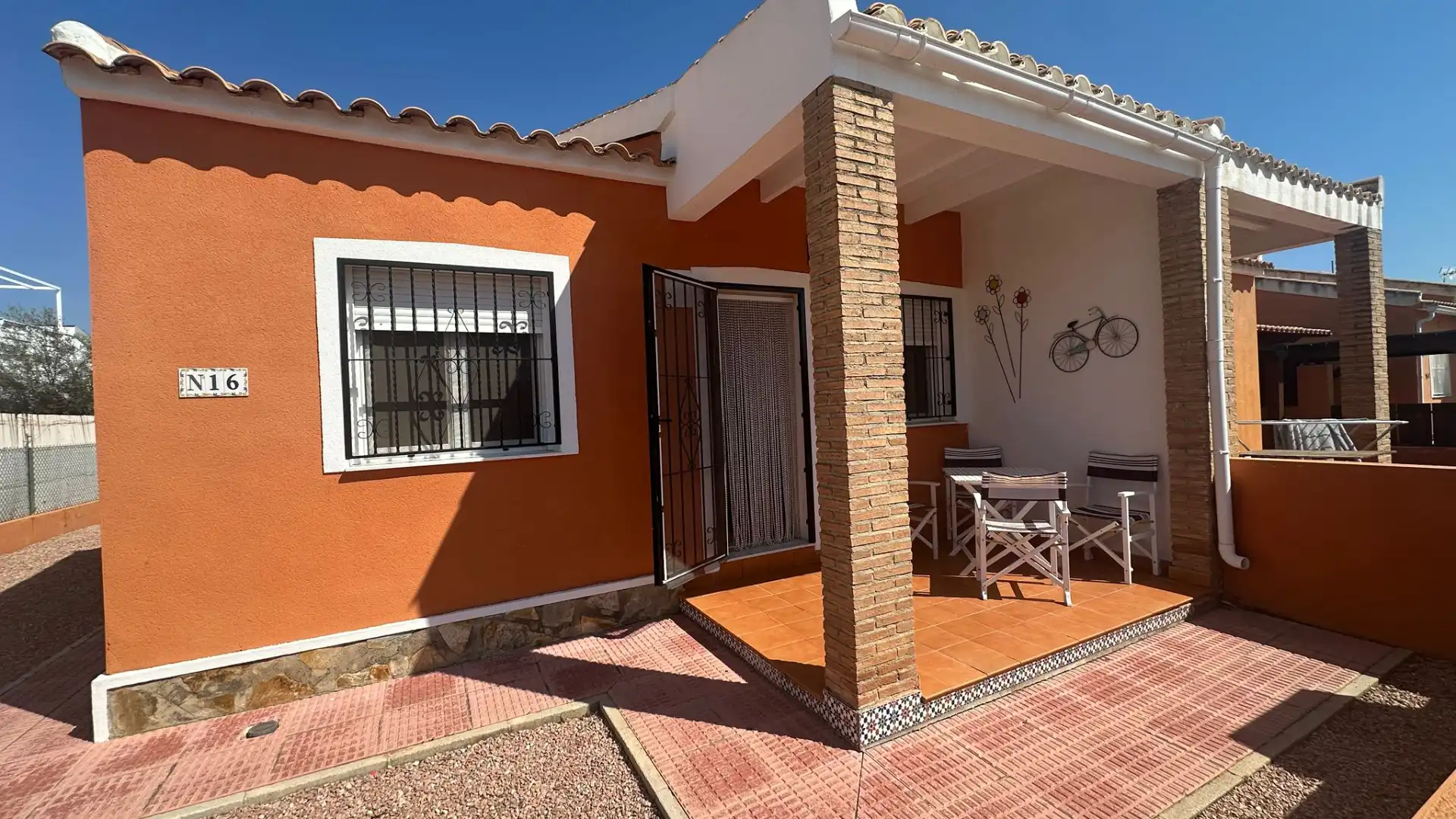 Vista exterior de Casa adosada en venda en Daya Nueva amb Aire condicionat, Calefacció i Jardí privat